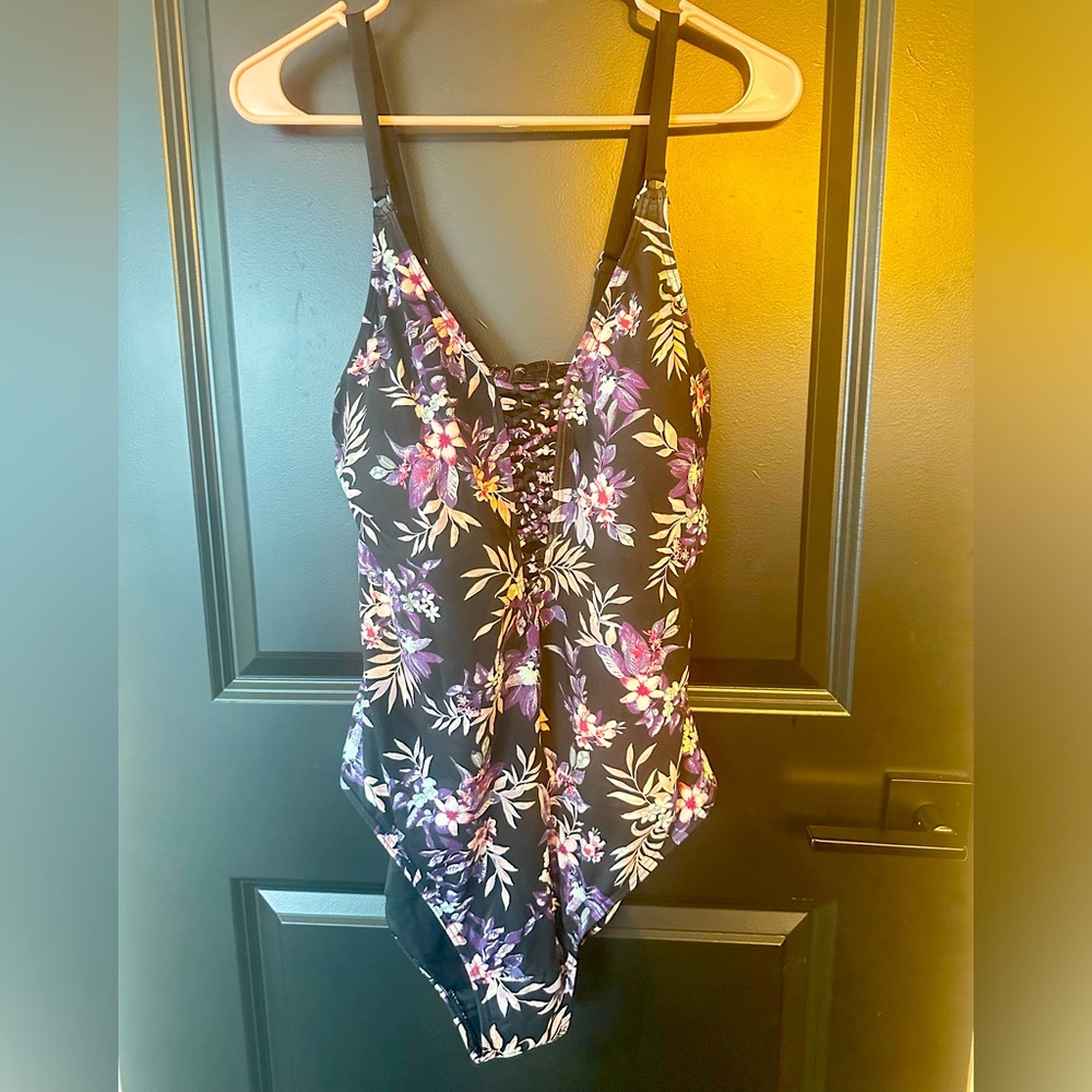 Ambrielle Curve Swimsuit, size 1x.